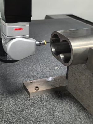 ใส่ทนทาน บีเมทัลลิกสกรู บาร์เรลไลนเนอร์สําหรับเครื่องปั้นฉีด พลาสติก Extruder