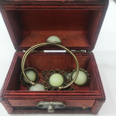 ชุดเครื่องประดับเรซิ่นเรืองแสงในสีเข้มพร้อมลวดลายแฟชั่น