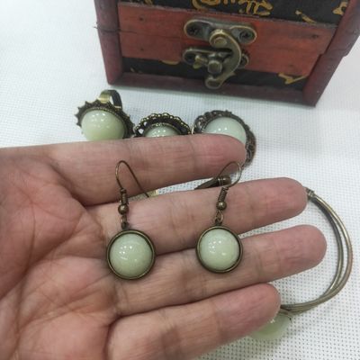 ชุดเครื่องประดับเรซิ่นเรืองแสงในสีเข้มพร้อมลวดลายแฟชั่น