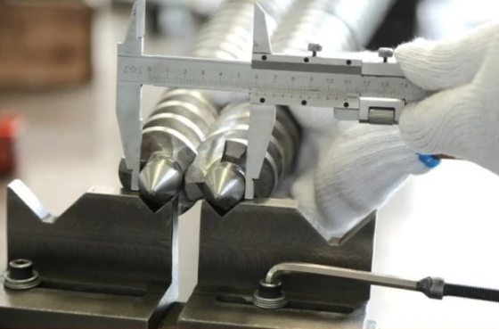 กระบอกสูบสกรูคู่ทรงกรวย Bimetallic Alloy สำหรับการอัดขึ้นรูปท่อ