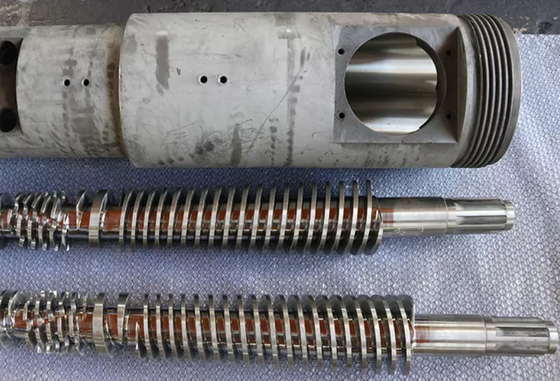 สกรูคู่ทรงกรวย Bimetallic SKD สำหรับท่อระบายน้ำทิ้ง UPVC